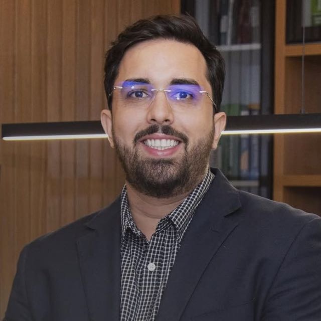 Advogados em reunião profissional em escritório moderno